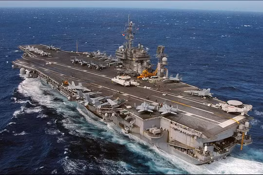 Sau khi thăm Trung Quốc, Bộ trưởng Hải quân Mỹ đã để ngỏ khả năng đưa tàu sân bay váo eo biển Đài Loan.