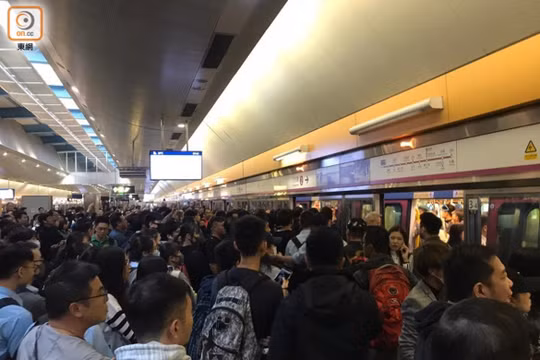 Hôm nay các nhà ga, bến tàu ở Hồng Kông đều chật cứng người khi hoạt động trở lại. Ảnh: Đông Phương.