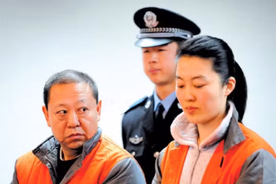 Từ Đại hội 18 Đảng Cộng sản Trung Quốc đến nay, gần một nửa trong số hơn 100 quan chức cấp tỉnh, bộ bị mất chức liên quan đến chuyện bê bối tình ái. Ảnh: quan tham Diêm Vĩnh Hỉ và người tình Mao Húc Đông trước tòa.
