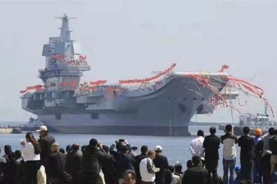 Chiều 17/12, ông Tập Cận Bình đã tới quân cảng Tam Á, đảo Hải Nam chủ trì lễ bàn giao tàu sân bay Sơn Đông cho Hải quân Trung Quốc. Ảnh: Quang cảnh lễ bàn giao. Ảnh: Đông Phương.