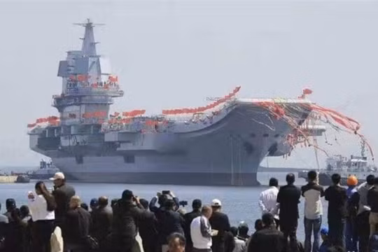 Chiều 17/12, ông Tập Cận Bình đã tới quân cảng Tam Á, đảo Hải Nam chủ trì lễ bàn giao tàu sân bay Sơn Đông cho Hải quân Trung Quốc. Ảnh: Quang cảnh lễ bàn giao. Ảnh: Đông Phương.