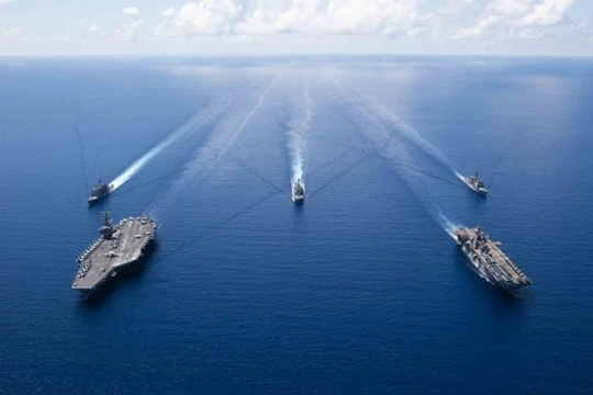 Hai nhóm tác chiến tàu sân bay và tàu đổ bộ trực thăng của Hải quân Mỹ hội quân diễn tập trên Biển Đông. Ảnh: Đông Phương.