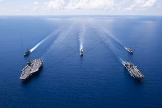 Hai nhóm tác chiến tàu sân bay và tàu đổ bộ trực thăng của Hải quân Mỹ hội quân diễn tập trên Biển Đông. Ảnh: Đông Phương.