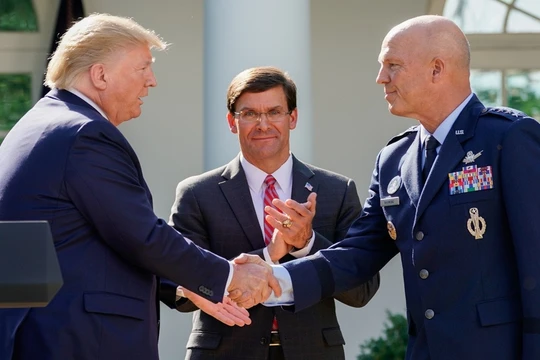 Tổng thống Donald Trump, Bộ trưởng Quốc phòng Mark Esper và tưởng John Raymond, Tư lệnh SpaceCom, (Ảnh: Đa Chiều)
