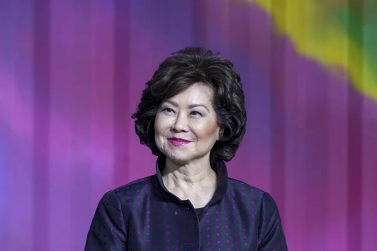 Bà Elaine Chao, Bộ trưởng Giao thông Vận tải Mỹ đang bị Ủy ban Cải cách và Giám sát Hạ nghị viện Mỹ điều tra vì bị nghi ngờ thông đồng với Trung Quốc. Ảnh: Đa Chiều