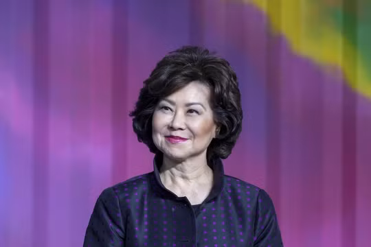 Bà Elaine Chao, Bộ trưởng Giao thông Vận tải Mỹ đang bị Ủy ban Cải cách và Giám sát Hạ nghị viện Mỹ điều tra vì bị nghi ngờ thông đồng với Trung Quốc. Ảnh: Đa Chiều