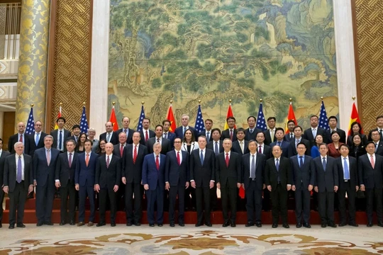 Hai đoàn đại biểu đàm phán vòng 7 tại Bắc Kinh chụp ảnh chung - cử chỉ được cho là đàm phán có tiến triển tích cực.