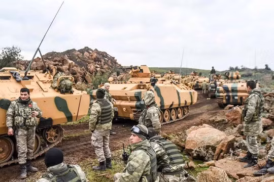 Quân đội Thổ Nhĩ Kỳ tiến vào đất Syria nhằm tiêu diệt lực lượng người Kurd và lập vùng đệm an ninh trên đất Syria.