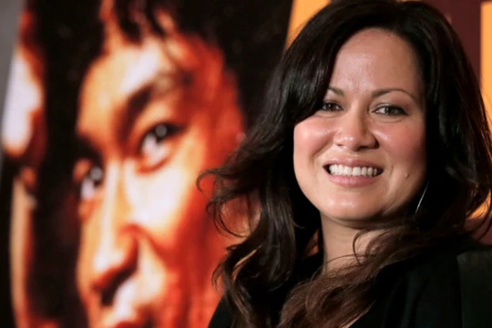 Bà Lý Hương Ngưng, con gái Lý Tiểu Long từ Mỹ về Trung Quốc kiện hãng đồ ăn nhanh Zhen Gongfu xâm phạm quyền về tên tuổi cha.