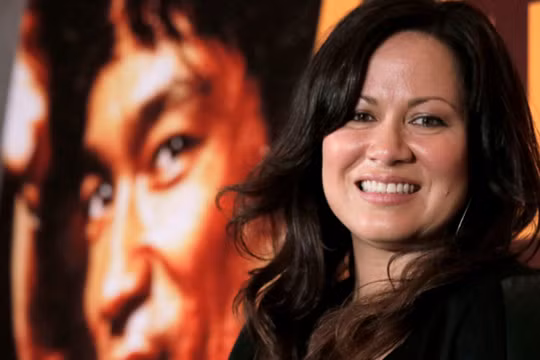 Bà Lý Hương Ngưng, con gái Lý Tiểu Long từ Mỹ về Trung Quốc kiện hãng đồ ăn nhanh Zhen Gongfu xâm phạm quyền về tên tuổi cha.