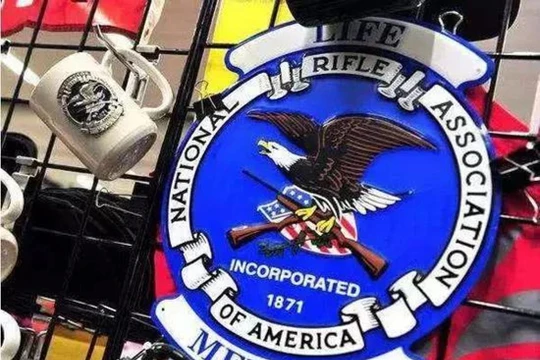 Huy hiệu của Hiệp hội súng trường quốc gia Mỹ - tổ chức bị Hội đổng thành phố San Francisco coi là tổ chức khủng bố. Ảnh: Tin hàng đầu mỗi ngày