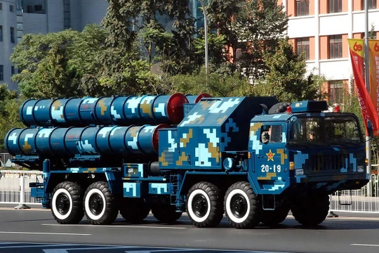 Tên lửa phòng không Hongqi-9 (HQ-9) của Trung Quốc được cho là đã làm nhái từ tên lửa S-300PMU của Nga.