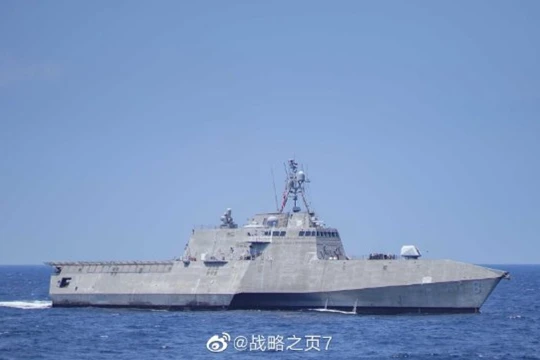 Ngày 20 tháng 11, tàu LCS Gabrielle Giffords đã đi vào vùng nước bên trong 12 hải lý xung quanh đảo nhân tạo Vành Khăn (Mischief Reef) trong quần đảo Trường Sa thuộc chủ quyền Việt Nam mà Trung Quốc đã chiếm giữ và tôn tạo trái phép.