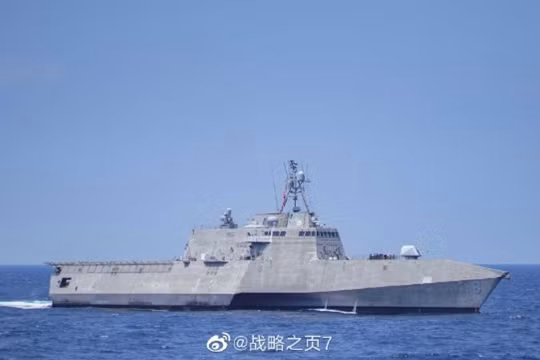 Ngày 20 tháng 11, tàu LCS Gabrielle Giffords đã đi vào vùng nước bên trong 12 hải lý xung quanh đảo nhân tạo Vành Khăn (Mischief Reef) trong quần đảo Trường Sa thuộc chủ quyền Việt Nam mà Trung Quốc đã chiếm giữ và tôn tạo trái phép.