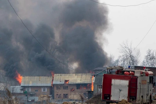 Quân đội hai nước Ấn Độ và Pakistan đã đụng độ sau vụ 45 binh sĩ Ấn Độ bị chết trong vụ đánh bom liều chết do lực lượng khủng bố thân Pakistan tiến hành.