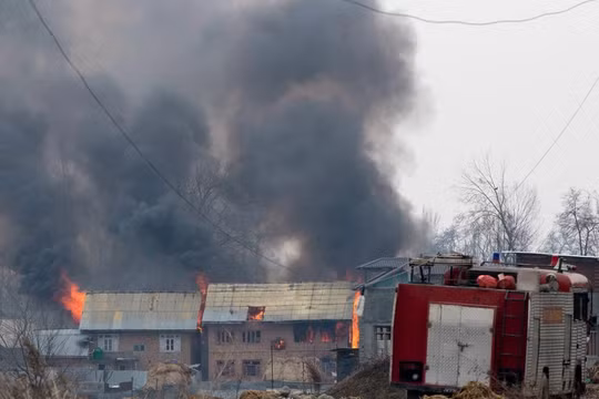 Quân đội hai nước Ấn Độ và Pakistan đã đụng độ sau vụ 45 binh sĩ Ấn Độ bị chết trong vụ đánh bom liều chết do lực lượng khủng bố thân Pakistan tiến hành.