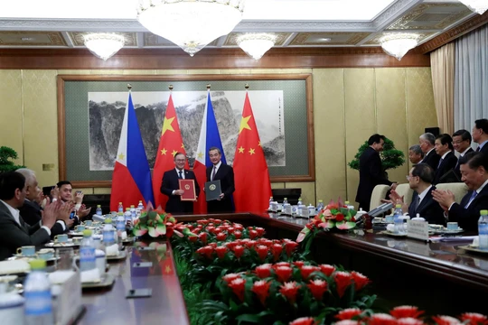 Tuy trong chuyến thăm Bắc Kinh của ông Duterte, hai nước đã ký thỏa thuận thành lập Ủy ban liên chính phủ và nhóm công tác về hợp tác khai thác chung dầu khí ở Biển Đông nhưng việc thực hiện có vẻ xa vời. (Ảnh: Reuters)