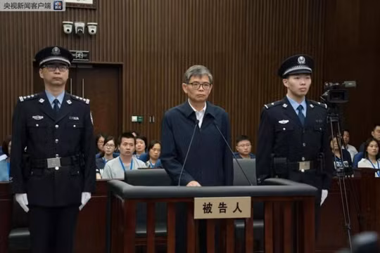 Ton Ba bị Tòa án trung cấp thành phố Thượng Hải xét xử không công khai về tội nhận hối lộ và lạm dụng quyền lực