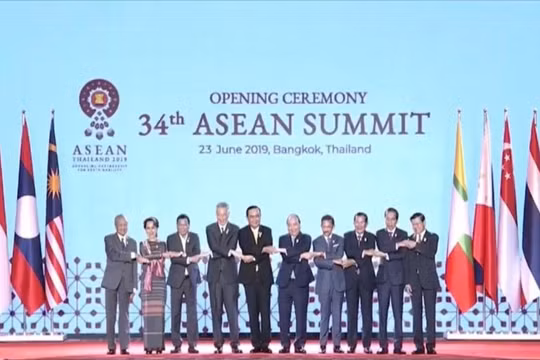 Các nhà lãnh đạo các quốc gia thành viên ASEAN tại Lễ khai mạc Hội nghị cấp cao lần thứ 34 tại Bangkok, Thái Lan hôm 23/6