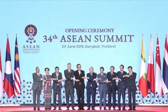 Các nhà lãnh đạo các quốc gia thành viên ASEAN tại Lễ khai mạc Hội nghị cấp cao lần thứ 34 tại Bangkok, Thái Lan hôm 23/6