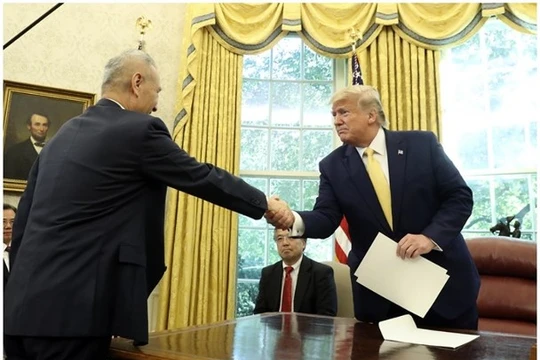 Ngày 11/10,Tổng thống Donald Trump tiếp ông Lưu Hạc tại Nhà Trắng, sau khi hai bên đạt được thỏa thuận bước đầu. Ảnh: AP/Đông Phương.