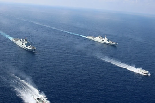 Một cuộc diễn tập ở eo biển Đài Loan được Trung Quốc tiến hành vào lúc này được cho là nhằm đáp trả việc Mỹ bán vũ khí cho Đài Loan và cho phép bà Thái Anh Văn quá cảnh