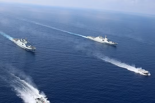 Một cuộc diễn tập ở eo biển Đài Loan được Trung Quốc tiến hành vào lúc này được cho là nhằm đáp trả việc Mỹ bán vũ khí cho Đài Loan và cho phép bà Thái Anh Văn quá cảnh