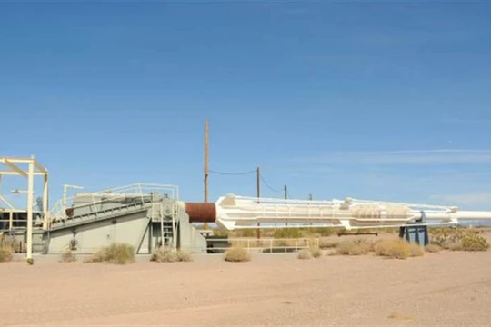 Một khẩu siêu pháo của Mỹ có nòng dài 36 mét được bắn thử nghiệm tại sa mạc Arizona năm 1966.