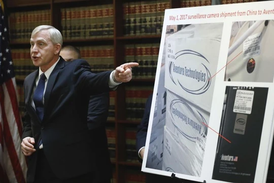 Ông Richard Donoghue, công tố viên liên bang Hoa Kỳ ngày 7/11 cáo buộc Công ty Aventura Technologies lừa đảo bán hàng Trung Quốc dãn nhãn sản phẩm Mỹ. 