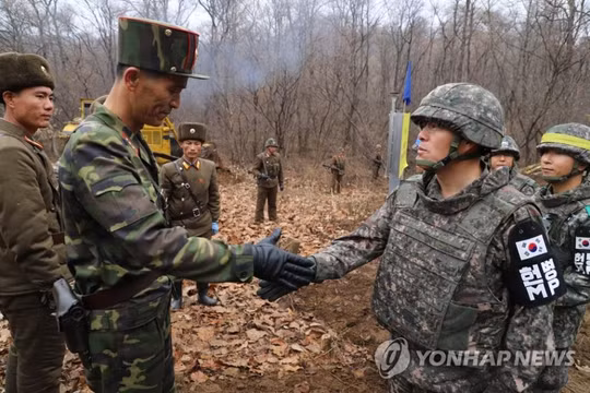 Quân đội Hàn Quốc và Triều Tiên bắt tay nhau sau khi con đường mới mở qua khu vực chiến sự ác liệt khi xưa được kết nối trên cao điểm ở Cholwon.