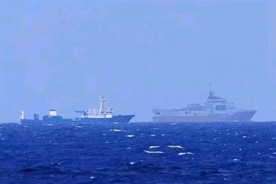 Tàu "Địa chất biển - 8" của Trung Quốc (trước) cùng tàu hộ tống hoạt động thăm dò trái phép trong vùng biển thuộc vùng đặc quyền kinh tế của Việt Nam 