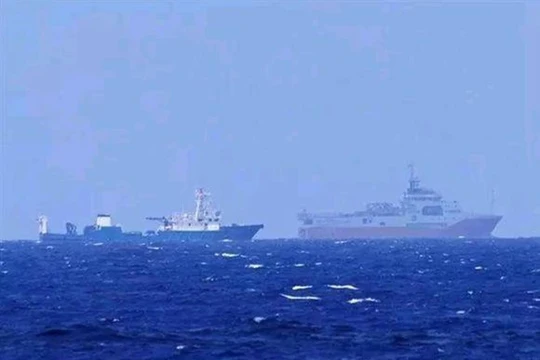 Tàu "Địa chất biển - 8" của Trung Quốc (trước) cùng tàu hộ tống hoạt động thăm dò trái phép trong vùng biển thuộc vùng đặc quyền kinh tế của Việt Nam 