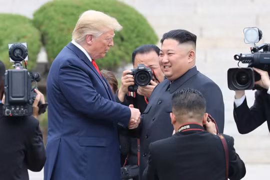 Hai ông Donald Trump và Kim Jong Un có cái bắt tay lịch sử tại Khu phi quân sự Hàn - Triều