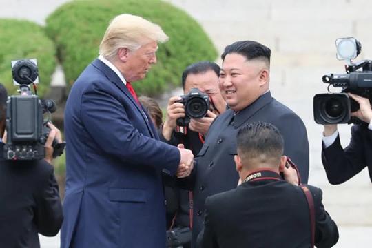 Hai ông Donald Trump và Kim Jong Un có cái bắt tay lịch sử tại Khu phi quân sự Hàn - Triều
