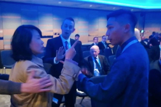 Gây náo loạn và đánh nhân viên công tác tại hội nghị Đảng Bảo thủ Anh, Khổng Lâm Lâm, phóng viên thường trú của Đài Truyền hình Trung ương Trung Quốc tại Anh bị tòa án Birmingham kết án tội.