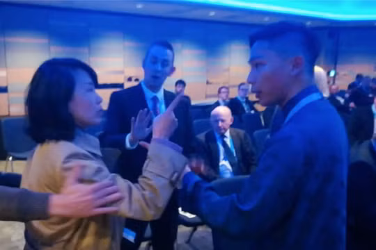 Gây náo loạn và đánh nhân viên công tác tại hội nghị Đảng Bảo thủ Anh, Khổng Lâm Lâm, phóng viên thường trú của Đài Truyền hình Trung ương Trung Quốc tại Anh bị tòa án Birmingham kết án tội.