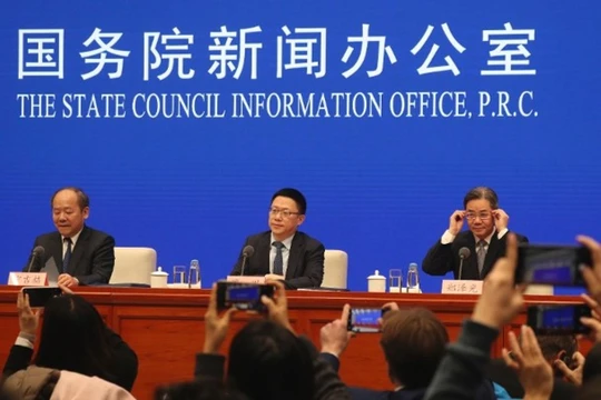 Các quan chức Trung Quốc tham gia cuộc họp báo nửa đêm 13/12 thông báo kết quả thỏa thuận với Mỹ về hiệp định thương mại giai đoạn đầu.