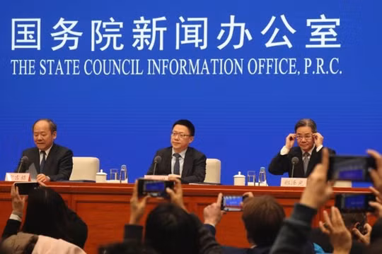 Các quan chức Trung Quốc tham gia cuộc họp báo nửa đêm 13/12 thông báo kết quả thỏa thuận với Mỹ về hiệp định thương mại giai đoạn đầu.