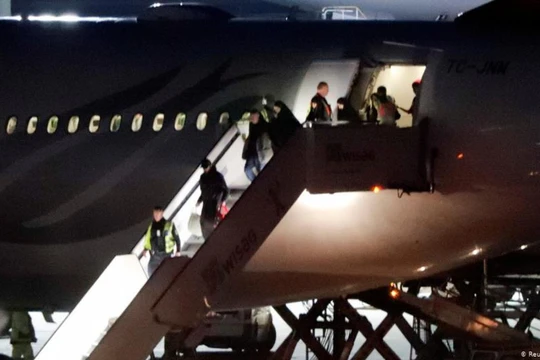 Chuyên cơ đưa gia đình 7 người Đức là thành viên IS từ Thổ Nhĩ Kỳ về sân bay Tegel, Berlin hôm 14/11.