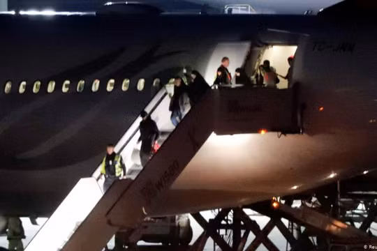 Chuyên cơ đưa gia đình 7 người Đức là thành viên IS từ Thổ Nhĩ Kỳ về sân bay Tegel, Berlin hôm 14/11.