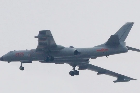 Hình ảnh chiếc H-6J lộ diện trên mạng Internet Trung Quốc 