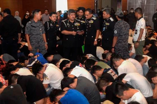 Nhà chức trách Malaysia bắt giữ 680 người Trung Quốc lừa đảo qua mạng tại thành phố Cyberjaya hôm 20/11.