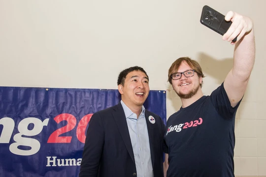 Dương An Trạch cùng với những người ủng hộ ông trong một cuộc mít tinh tranh cử