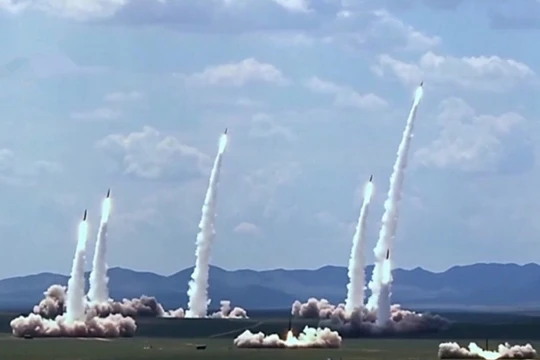 Hành động phóng 6 tên lửa đạn đạo từ lục địa Trung Quốc ra Biển Đông được coi là để dằn mặt Mỹ. Ảnh: Tên lửa đạn đạo Trung Quốc trong một cuộc diễn tập 