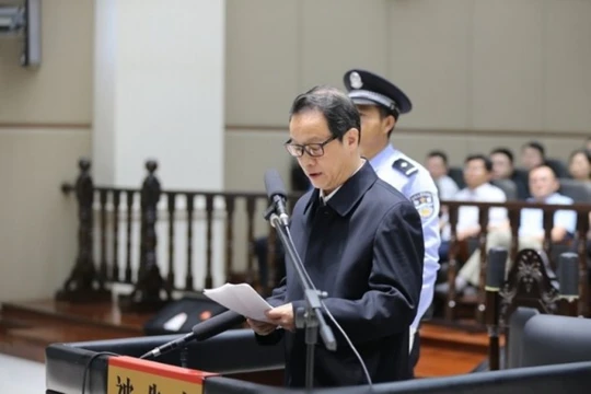 Hạng Tuấn Ba, Chủ tịch Ủy ban Quản lý giám sát bảo hiểm Trung Quốc (CIRC) có 21 người tình, bị mất chức vì bị người tình tố giác, nhận tội trước tòa.