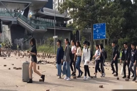 Ngày 12/11, Trung Quốc bắt đầu tổ chức di tản sinh viên Đại Lục đang học trong các trường đại học ở Hồng Kông sang Thâm Quyến. Ảnh: Đa Chiều.