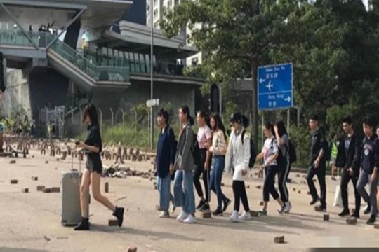 Ngày 12/11, Trung Quốc bắt đầu tổ chức di tản sinh viên Đại Lục đang học trong các trường đại học ở Hồng Kông sang Thâm Quyến. Ảnh: Đa Chiều.