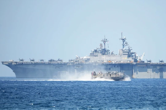 Mỹ huy động tàu sân bay, máy bay tàng hình và các phương tiện quân sự hiện đại diễn tập hiệp đồng chiếm lại đảo trên Biển Đông cùng quân đội Philippines.