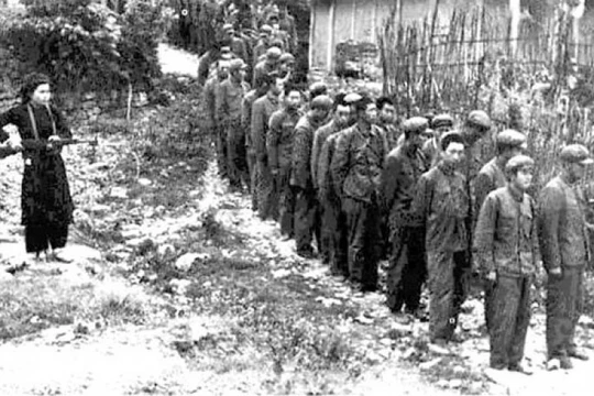 Nữ dân quân Cao Bằng dẫn giải tù binh Trung Quốc bị bắt