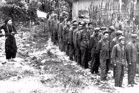 Nữ dân quân Cao Bằng dẫn giải tù binh Trung Quốc bị bắt